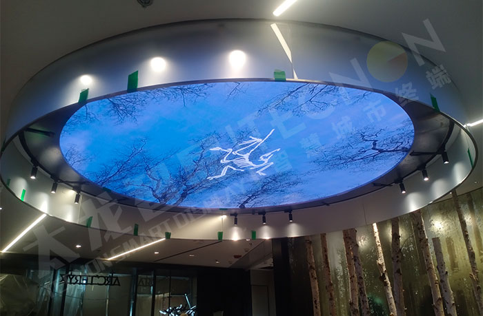 北京国贸中心始祖鸟品牌店的圆形穹顶LED显示屏应用案例